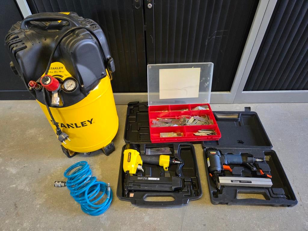 Stanley compressor plus 2 schiethamers., Doe-het-zelf en Verbouw, Compressors, Minder dan 25 liter, Minder dan 200 liter/min, Ophalen