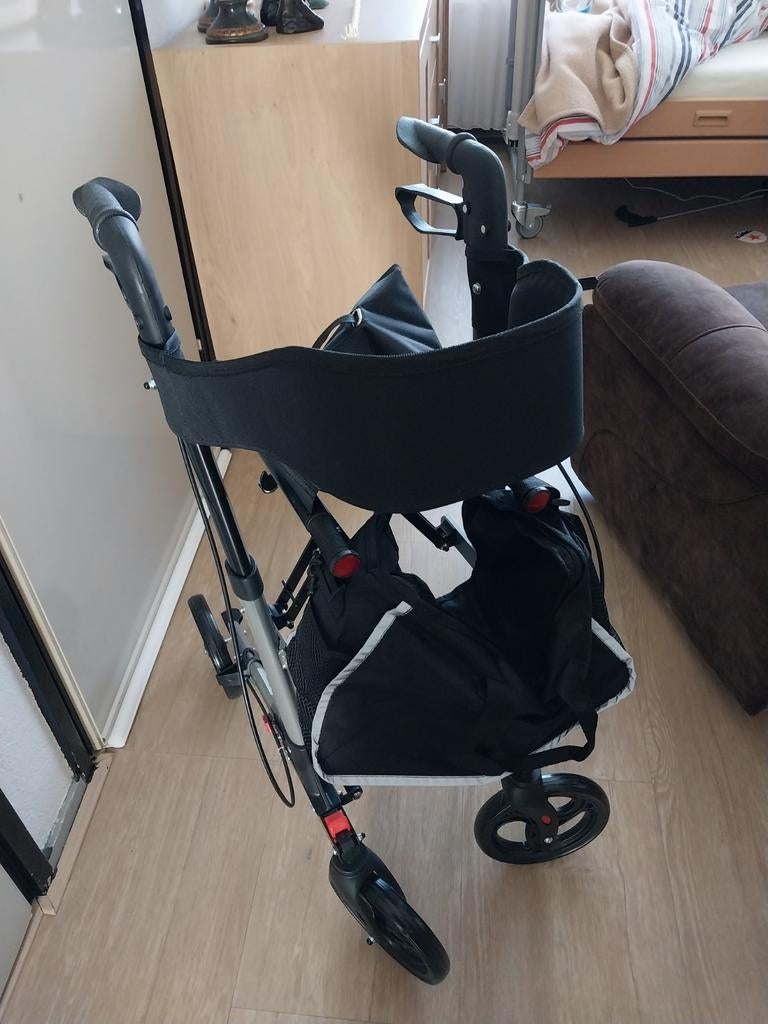Twee splinternieuwe rolators met tassen., Ophalen, Nieuw