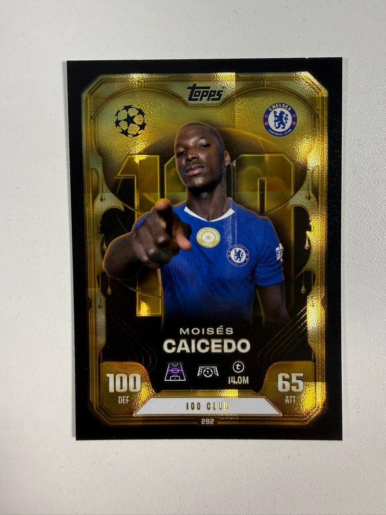 282 Moises Caicedo 100 Club Match Attax Extra 2026, Ophalen of Verzenden, Nieuw, Buitenlandse clubs, Poster, Plaatje of Sticker