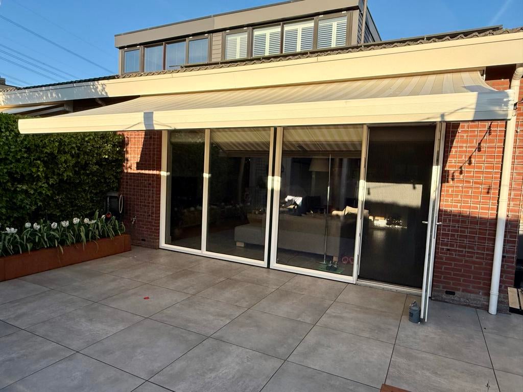 Gebruikt knikarmscherm, elektrisch, 550x250 cm, Ophalen, Gebruikt, 450 cm of meer, Elektrisch