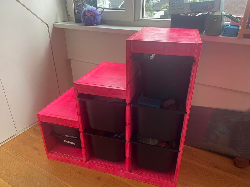 Fel roze Ikea kastje met zwarte bakken, Ophalen, Gebruikt