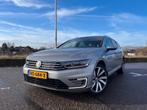Keurige Volkswagen Passat 1.4 TSI Phev 218pk 6-DSG 2015, Auto's, 4 cilinders, 1600 kg, 93 €/maand, Zilver of Grijs