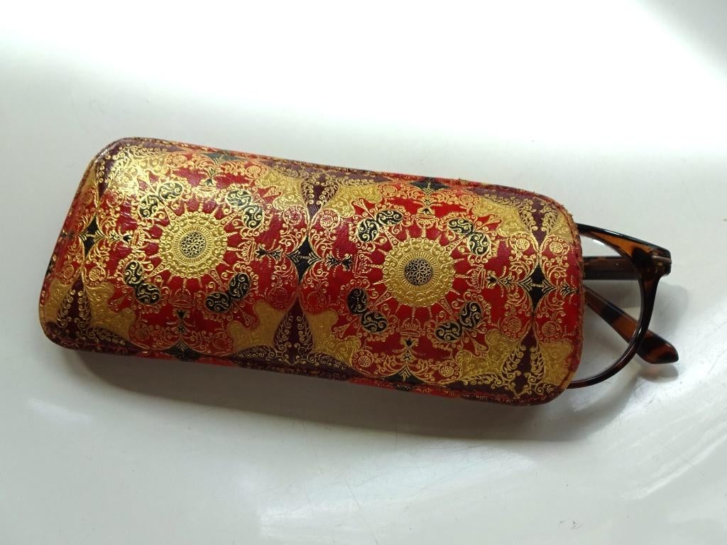 Vintage kameelleren brillen etui: rood & goud bedrukt, Antiek en Kunst, Ophalen of Verzenden