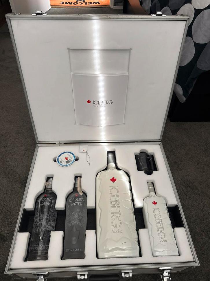 Speciale Iceberg Vodka editie met Iceberg water, Verzamelen, Overige Verzamelen, Nieuw, Ophalen