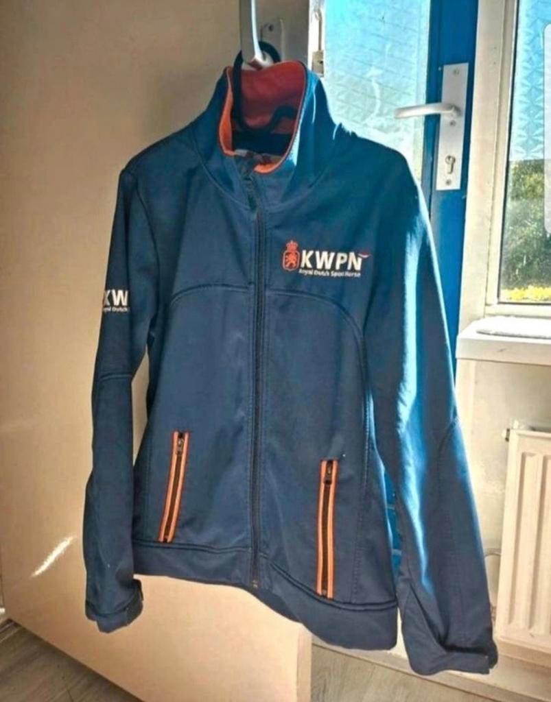 NIEUWE KWPN Softshelljack met fleece voering. Maat XS/S, Nieuw, Ophalen of Verzenden, Dames, Recreatie
