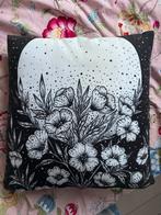 Zwart kussen met bloemen en paardenbloem, Ophalen of Verzenden, Gebruikt, Zwart, Vierkant