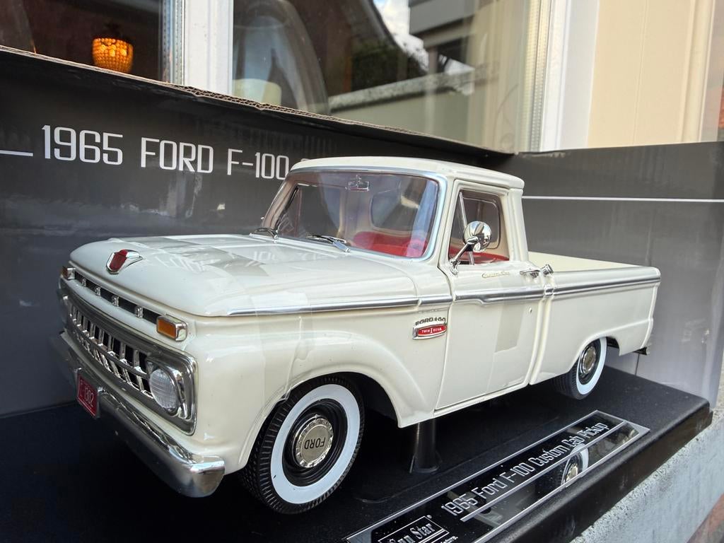 1:18 Ford F-100 Custom Cab Pickup wit 1965 Sun Star 1302, Hobby en Vrije tijd, Modelauto's | 1:18, Rua Luis G. Gomes No 14, Edif. Keng Sau 2 Andar F, Macau