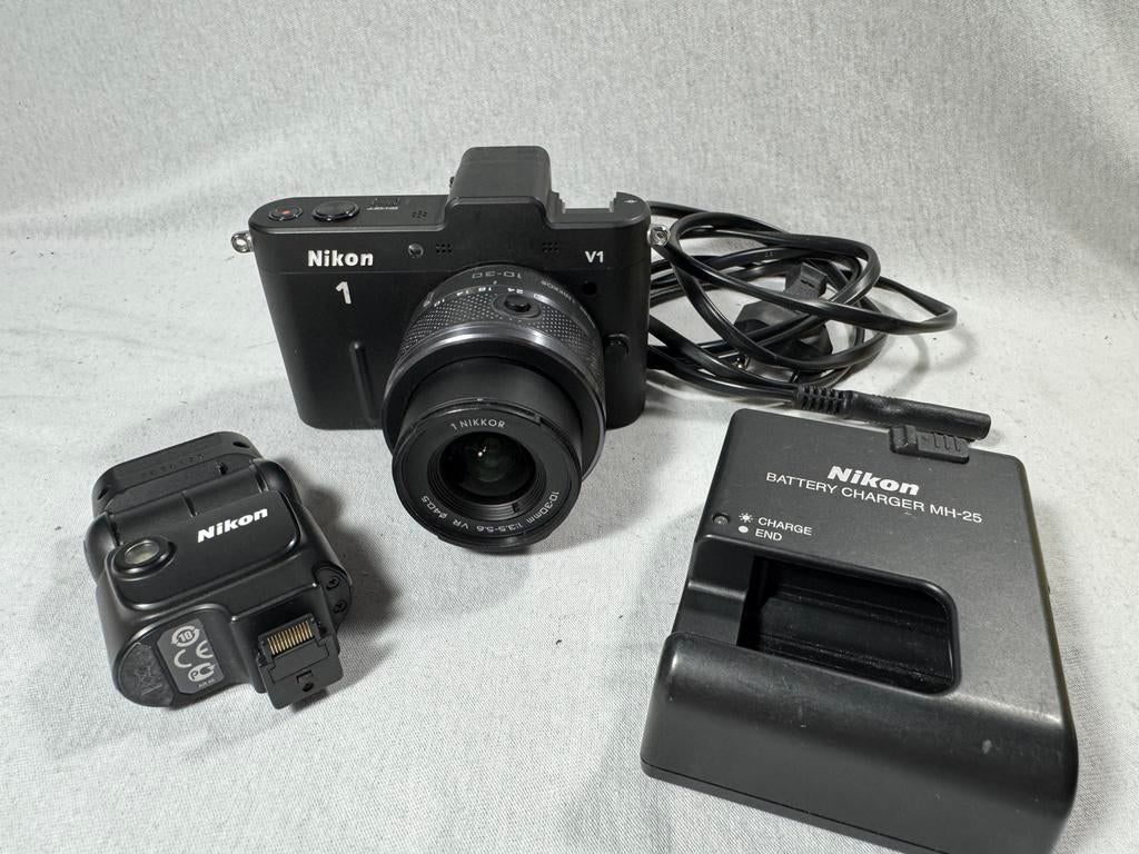 Nikon 1 V1 met flitser en lader, Audio, Tv en Foto, Fotocamera's Digitaal, Gebruikt, Compact, 10 Megapixel, Ophalen of Verzenden