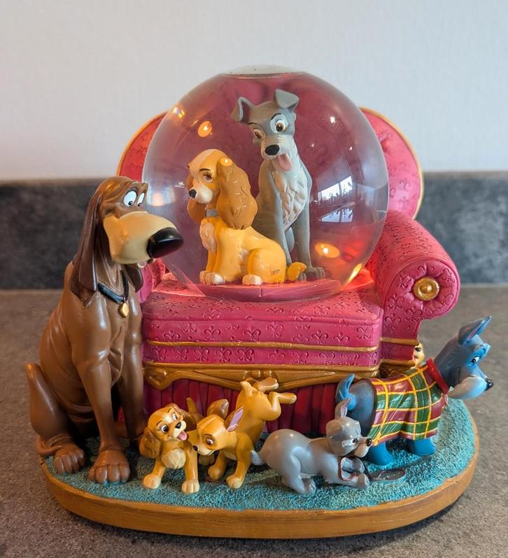 Disney Snowglobe Lady & Vagebond, Verzamelen, Disney, Zo goed als nieuw, Beeldje of Figuurtje, Overige figuren, Ophalen of Verzenden