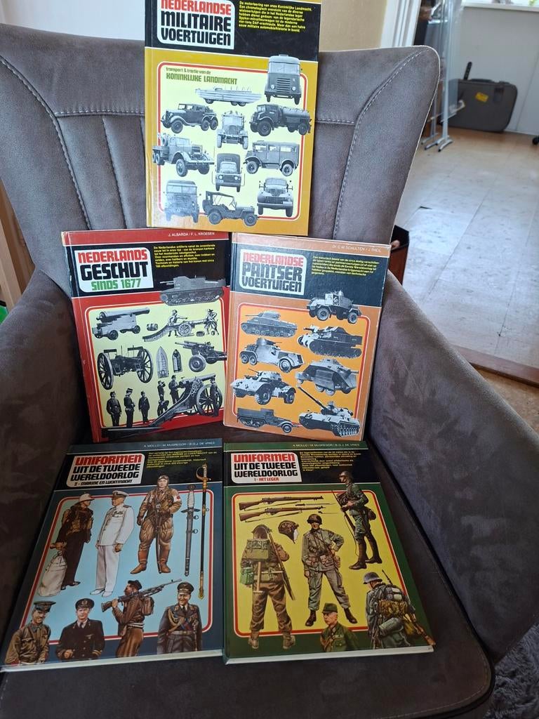 Militaire Boeken Collectie: Voertuigen, Geschut, Uniformen, Diverse auteurs, Ophalen of Verzenden, Landmacht, Tweede Wereldoorlog
