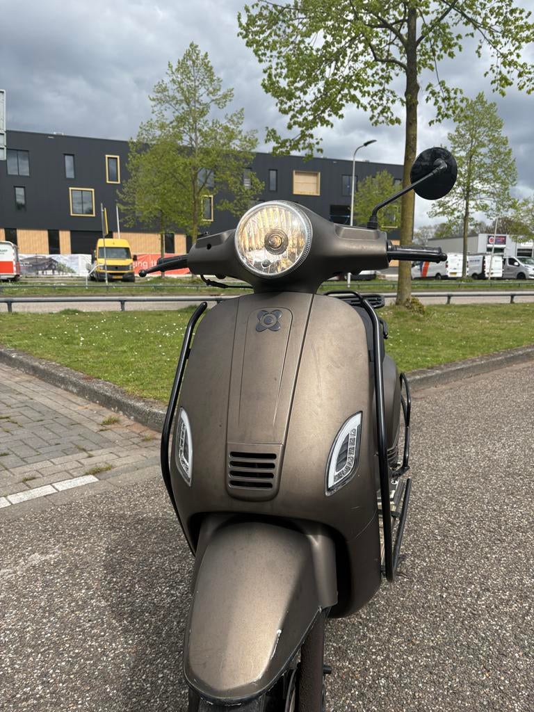 Zo goed als nieuwe AGM vx50 4t scooter - Bruin/brons, Ophalen of Verzenden, Zo goed als nieuw, Overige typen, Overige merken