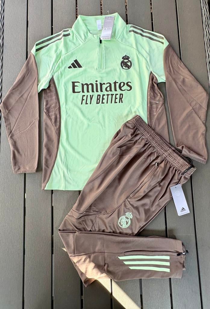Real Madrid Trainingspak! Super mooi!, Kinderen en Baby's, Ophalen of Verzenden, Nieuw, Jongen of Meisje, Setje