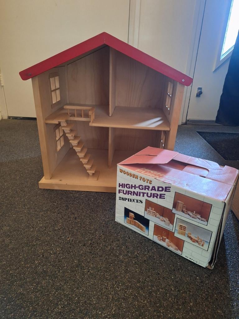 Houten poppenhuis en meubeltjes, Ophalen, Poppenhuis