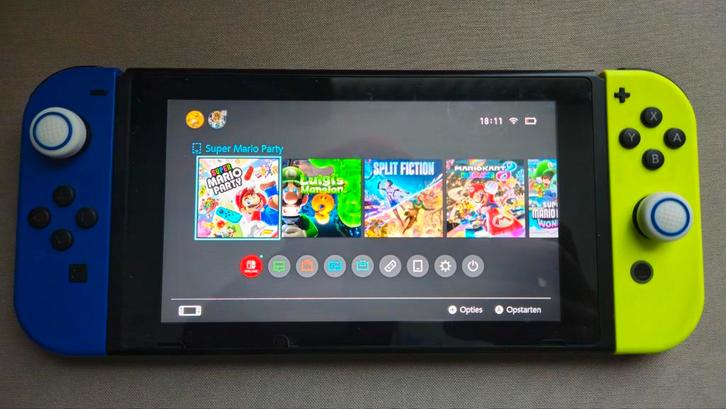 Nintendo switch (V2) (+ extra joycons & 3 Games), Spelcomputers en Games, Spelcomputers | Nintendo Switch, Zo goed als nieuw, Switch 2019 Upgrade