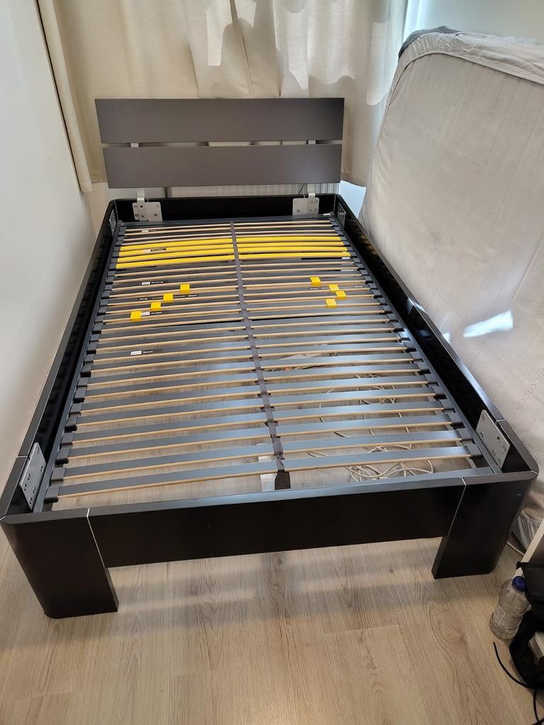 Fris bed 120x200 met lattenbodem, Huis en Inrichting, Slaapkamer | Bedden, Zwart, Ophalen of Verzenden, Zo goed als nieuw, Twijfelaar