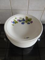 11 diepe borden met bramenmotief, Gebruikt, Keramiek, Ophalen of Verzenden, Bord(en)