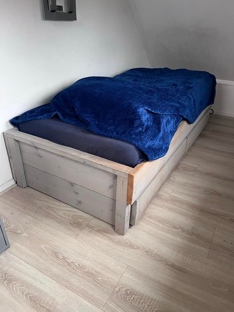 Steigerhouten bed grijs met laden en lattenbodem, Ophalen, Gebruikt
