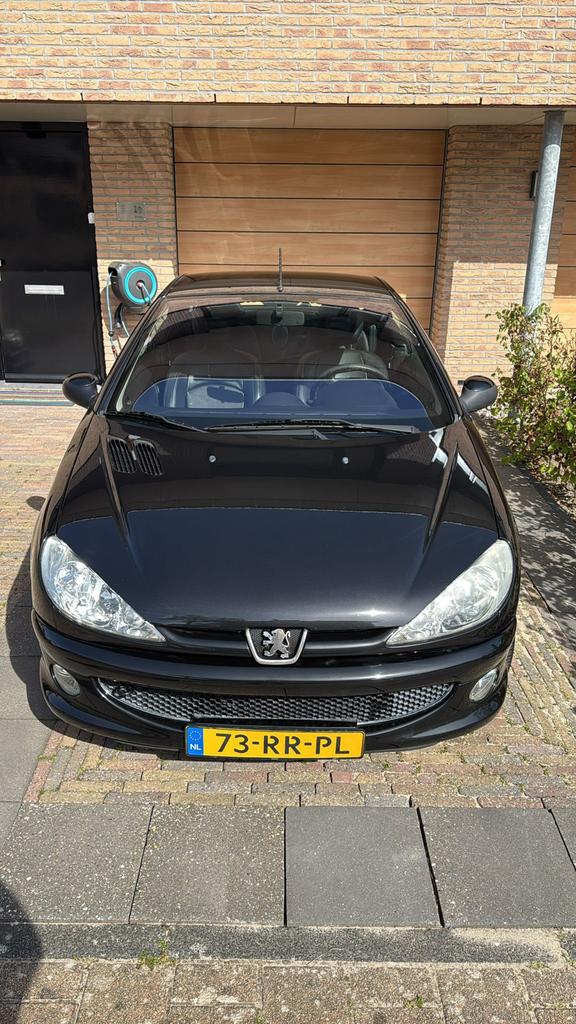 Peugeot 206 1.6 16V CC 2005 Zwart, Auto's, Peugeot, Voorwielaandrijving, 4 cilinders, Cabriolet, 4 stoelen