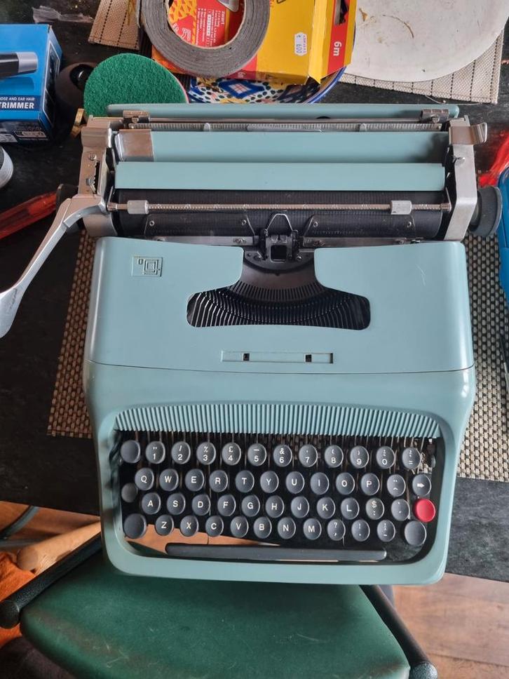 4 diverse typemachine, Olivetti Lexinton, Hermes 3000., Diversen, Typemachines, Ophalen of Verzenden