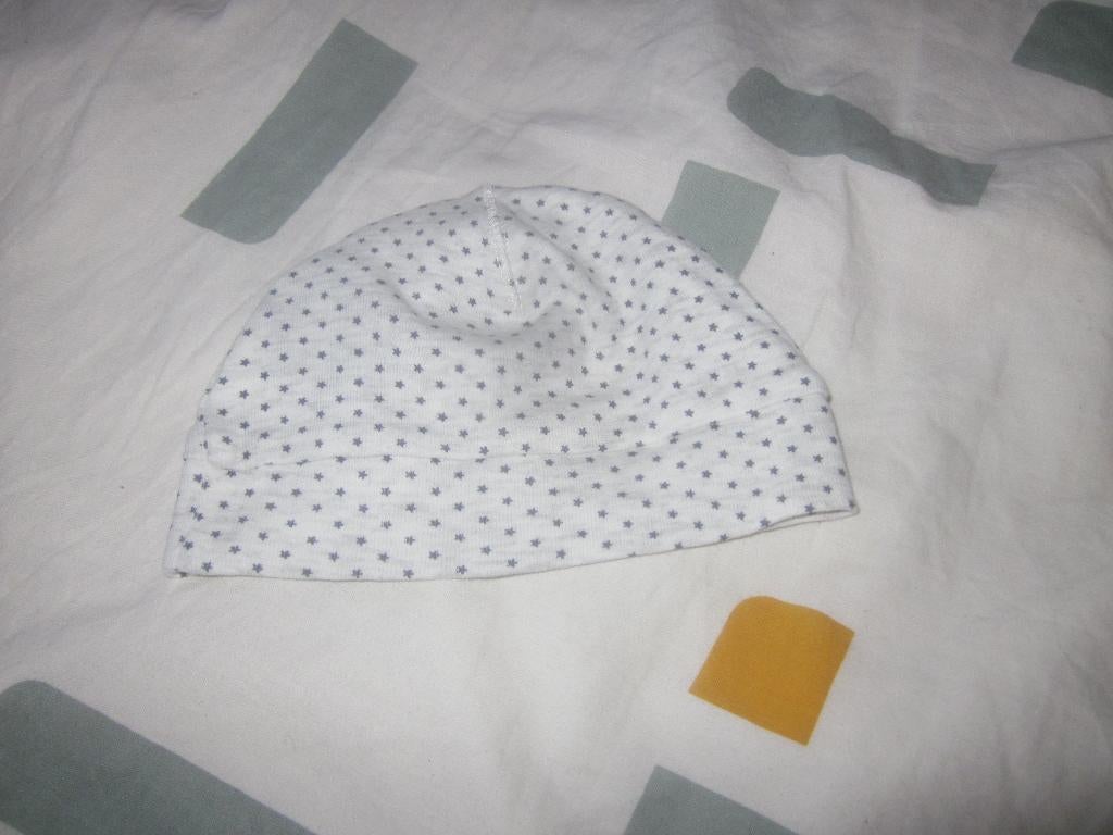 Wit/grijs gemeleerd mutsje kleine donkerblauwe sterretjes 56, Kinderen en Baby's, Babykleding | Mutsen, Sjaals en Wanten, Nieuw