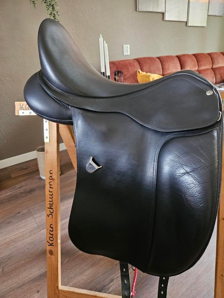 Bates dressuurzadel 17,5 inch, Dieren en Toebehoren, Paarden en Pony's | Zadels, Ophalen, Zo goed als nieuw, Dressuur