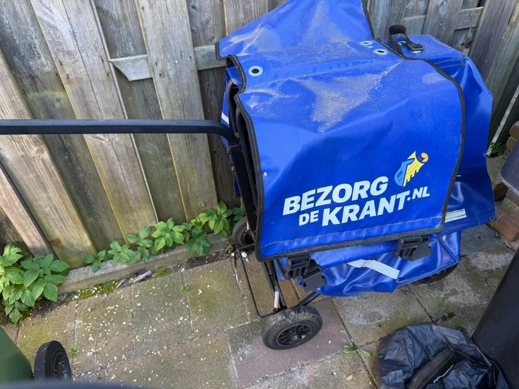 Loopkar met fietstassen van bezorg de krant, Ophalen, Zo goed als nieuw