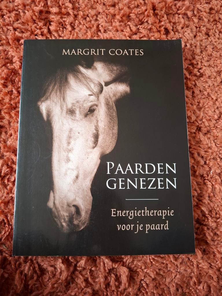 Margrit Coates - Paarden genezen, Ophalen of Verzenden, Zo goed als nieuw