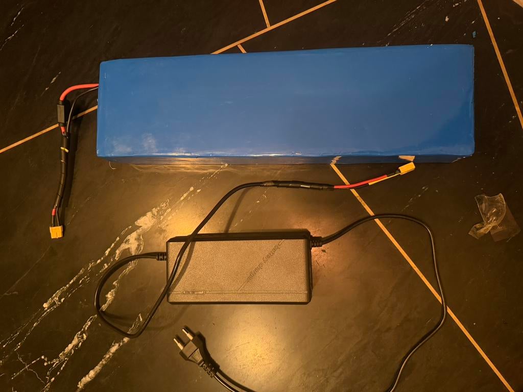 60v 20ah ebike accu met lader, Ophalen of Verzenden, Zo goed als nieuw