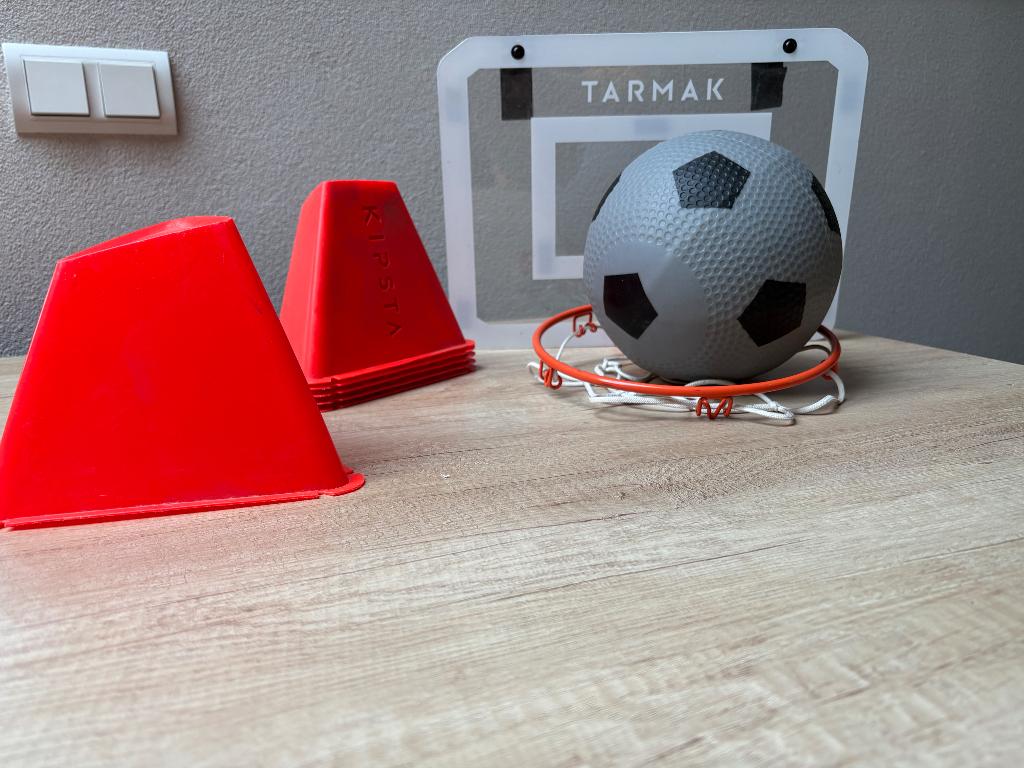 Basketball net met bal en pionnen., Ophalen, Gebruikt