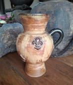 Mooie aardewerken schenkkan franse lelie ⚜️ van Hoffz 24 cm., Ophalen of Verzenden, Overige kleuren, Overige materialen, Minder dan 50 cm