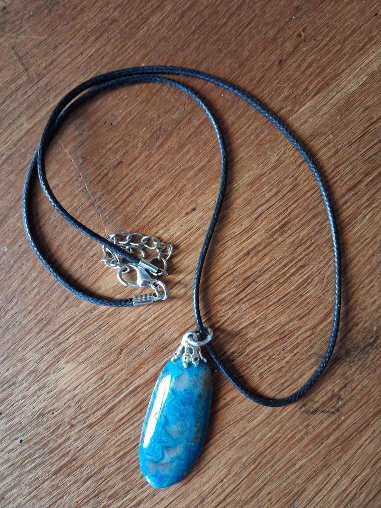 Halsketting met blauwe steen hanger, Sieraden, Tassen en Uiterlijk, Kettingen, Met hanger, Gebruikt, Blauw, Ophalen of Verzenden