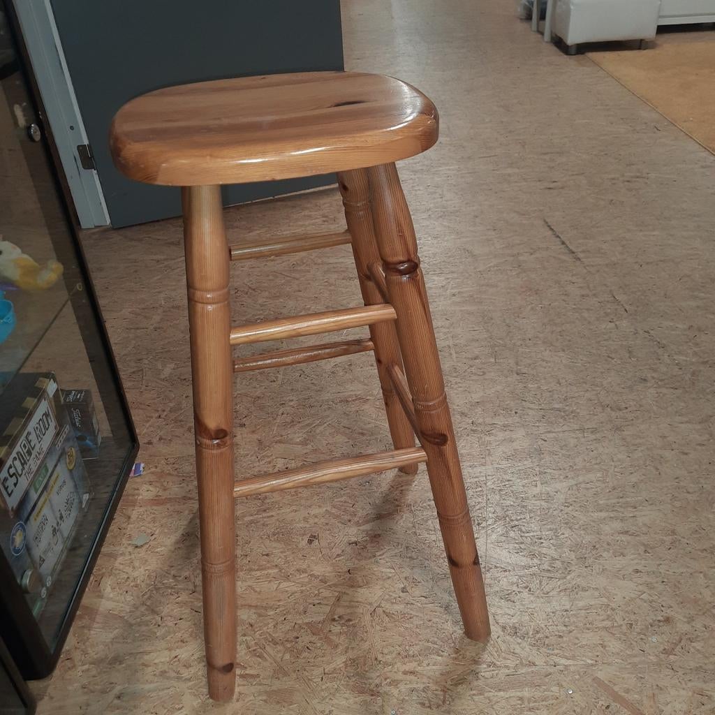 Grenenhouten barkruk, Ophalen, Gebruikt, Met voetsteun, 60 tot 90 cm