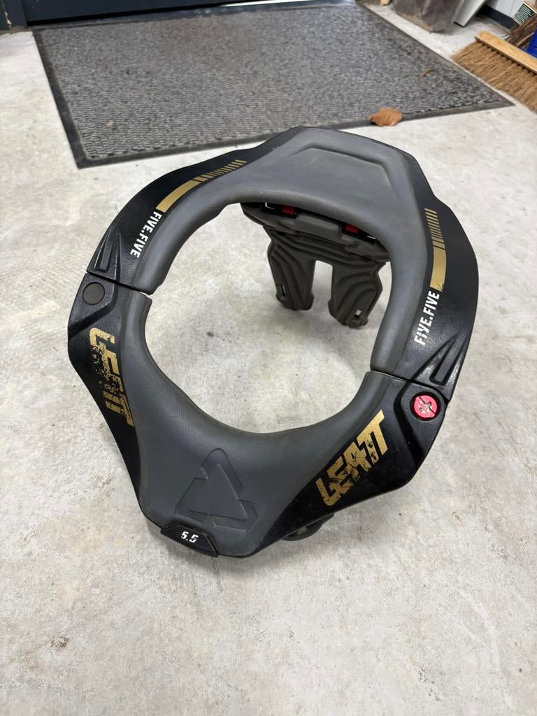 leatt 5.5 nekbrace stealth, Ophalen of Verzenden, Tweedehands, Kinderen, Motorcrosskleding