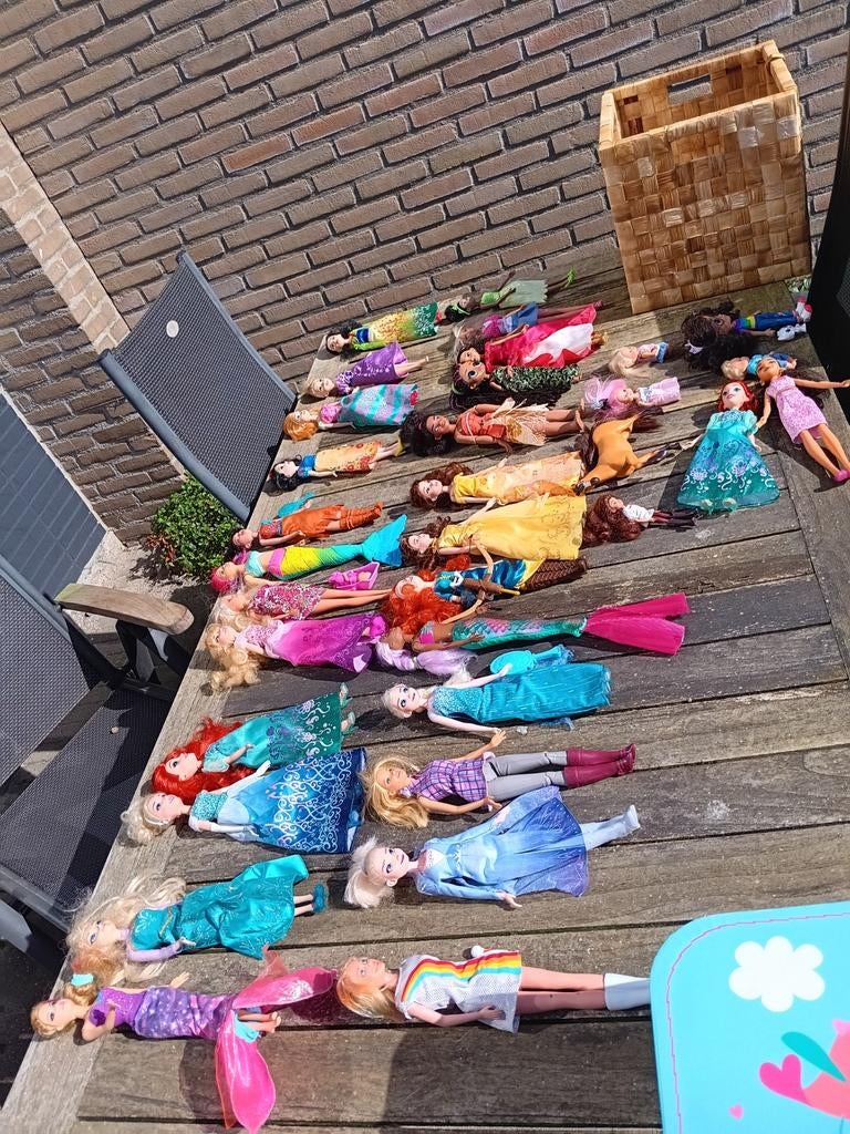 28 Barbies, Disney Prinsessen, kleinere en accesoires, Kinderen en Baby's, Speelgoed | Poppen, Ophalen, Barbie