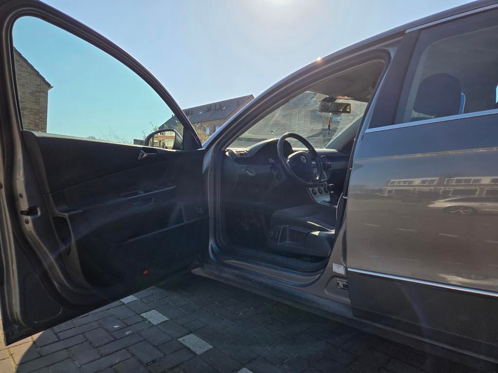 Volkswagen Passat 2.0 FSI 110KW 2006 Grijs, Auto's, Volkswagen, Zwart, 4 cilinders, 1984 cc, Parkeersensor
