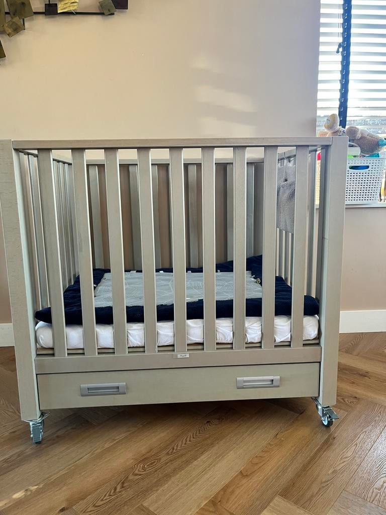 Babybox met wielen incl. matras, hoeslaken en boxkleed, Ophalen, Zo goed als nieuw, Boxkleed