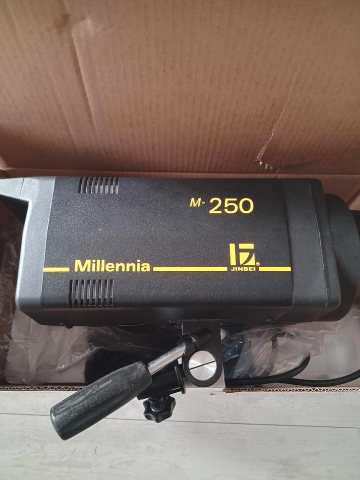 Jinbei Millennia M-250 Studioflitser, Audio, Tv en Foto, Fotografie | Fotostudio en Toebehoren, Gebruikt, Lamp of Flitsset, Ophalen of Verzenden