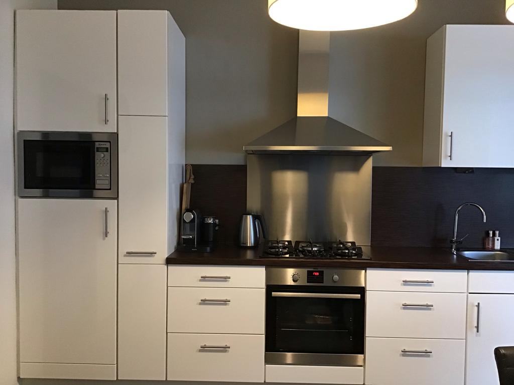 Moderne witte hoogglans keuken met inbouwapparatuur, Huis en Inrichting, Keuken | Complete keukens, Ophalen, Gebruikt, Overige materialen