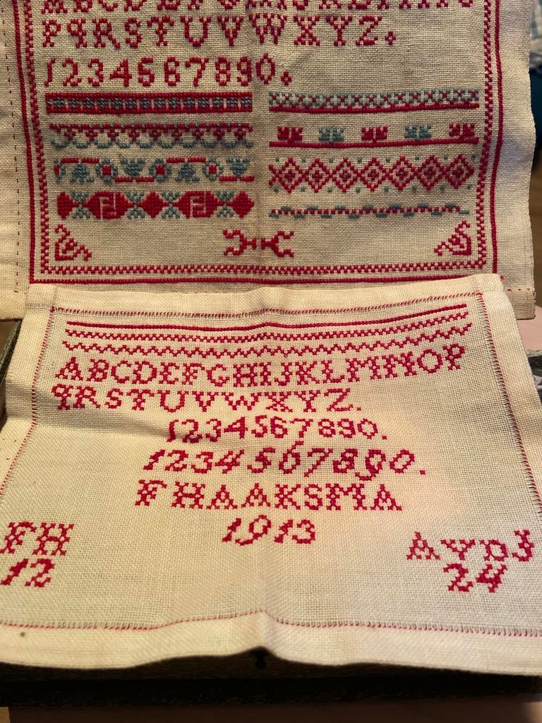 Antieke Merklappen (1913) met Naai-accessoires en Patroonboe, Ophalen of Verzenden, Gebruikt, Handborduren, Overige typen