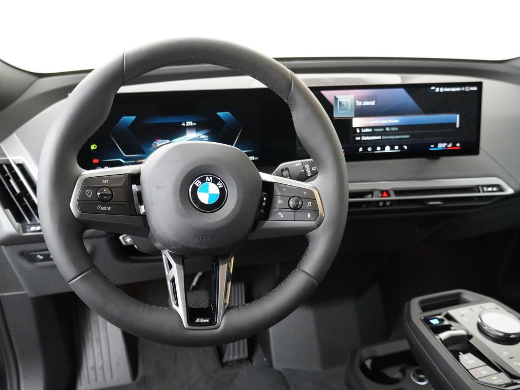 BMW iX xDrive40 | Sportpakket | Glazen Panoramadak Sky Loung, Auto's, BMW, 34 min, Stof, Zwart, Met garantie (alle)