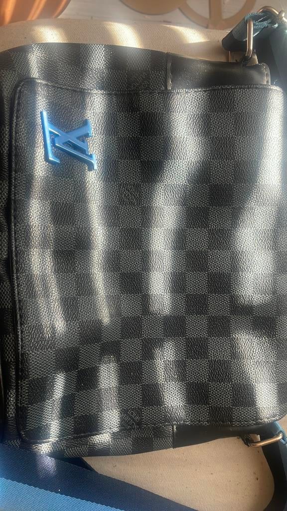 blauwe lv tas, Ophalen