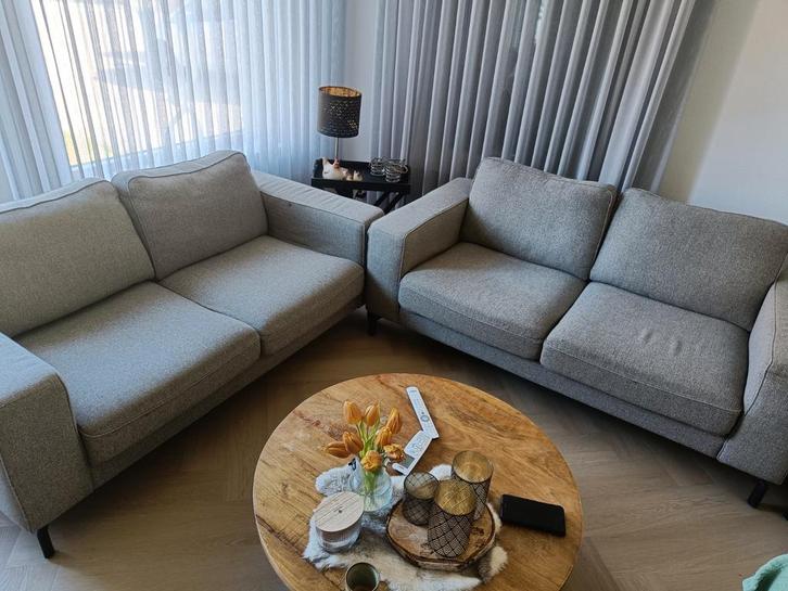 Twee comfortabele bankstellen met poef, Huis en Inrichting, Banken | Bankstellen, Gebruikt, Rechte bank, Tweepersoons, 75 tot 100 cm