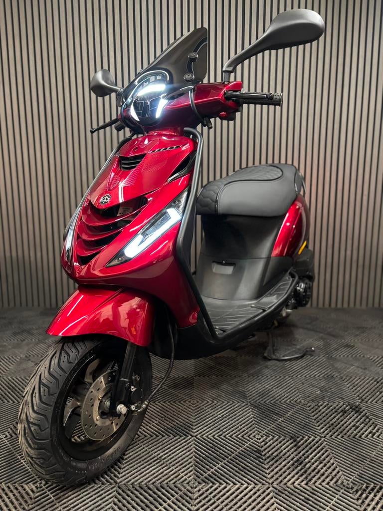 PIAGGIO ZIP 4T 3V 2020 FULL OPTION CANDY RED, Fietsen en Brommers, Scooters | Piaggio, Ophalen of Verzenden, Zo goed als nieuw