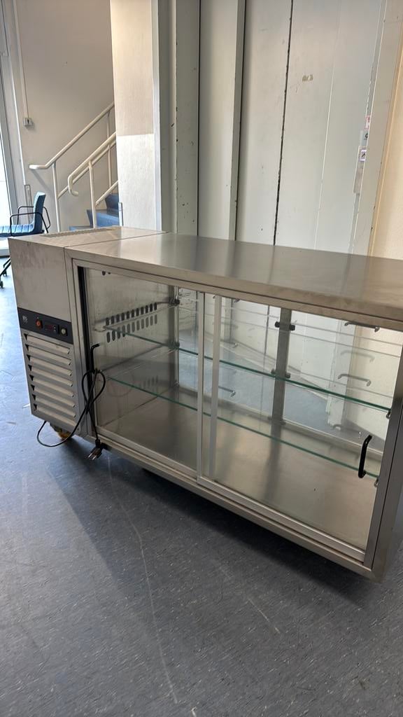 Koelvitrine, schuifdeur, 6 klep deurtjes, Ophalen, Koelen en Vriezen