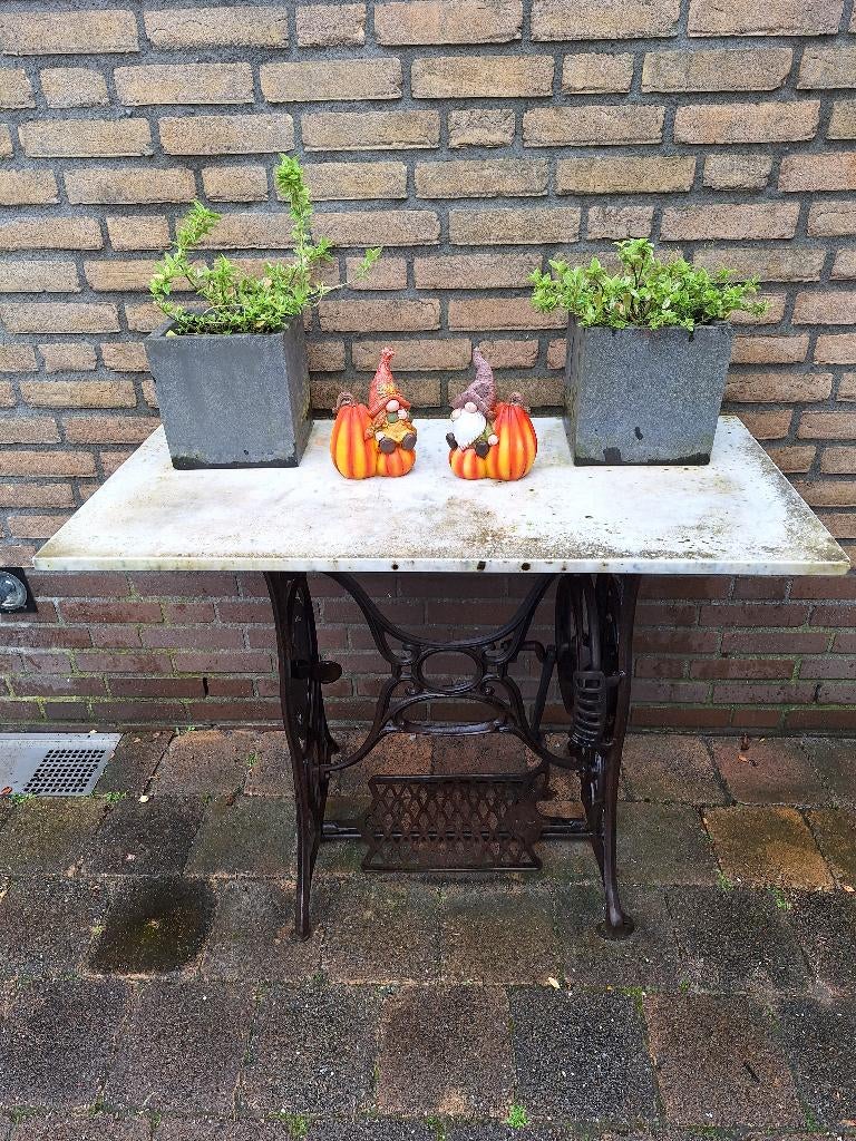 Onderstel oude trap naaimachine met marmer blad, Ophalen
