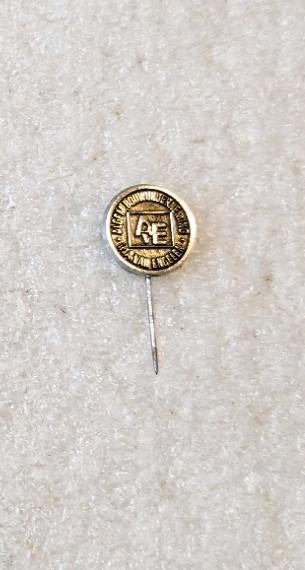 volmetaal speld Alg.Bouwonderneming Ir.A.van Engelen, Verzamelen, Speldjes, Pins en Buttons, Ophalen of Verzenden, Overige onderwerpen