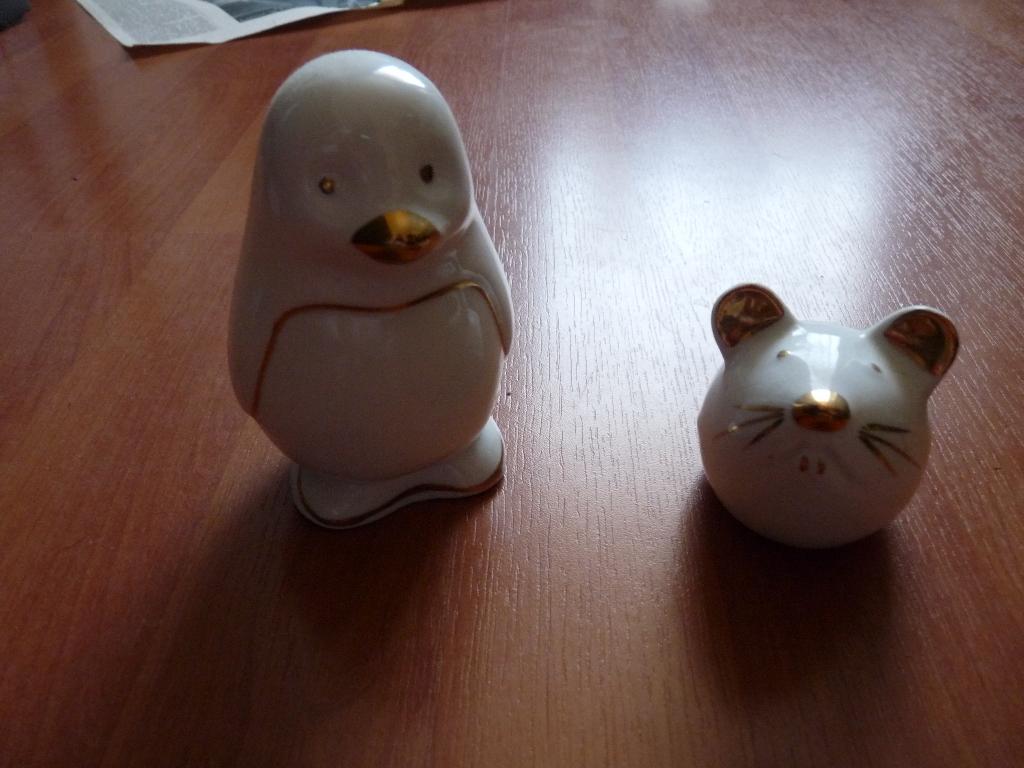 Beeldje pinguin en muis - wit met goudkleur, Verzamelen, Ophalen of Verzenden, Zo goed als nieuw, Dier