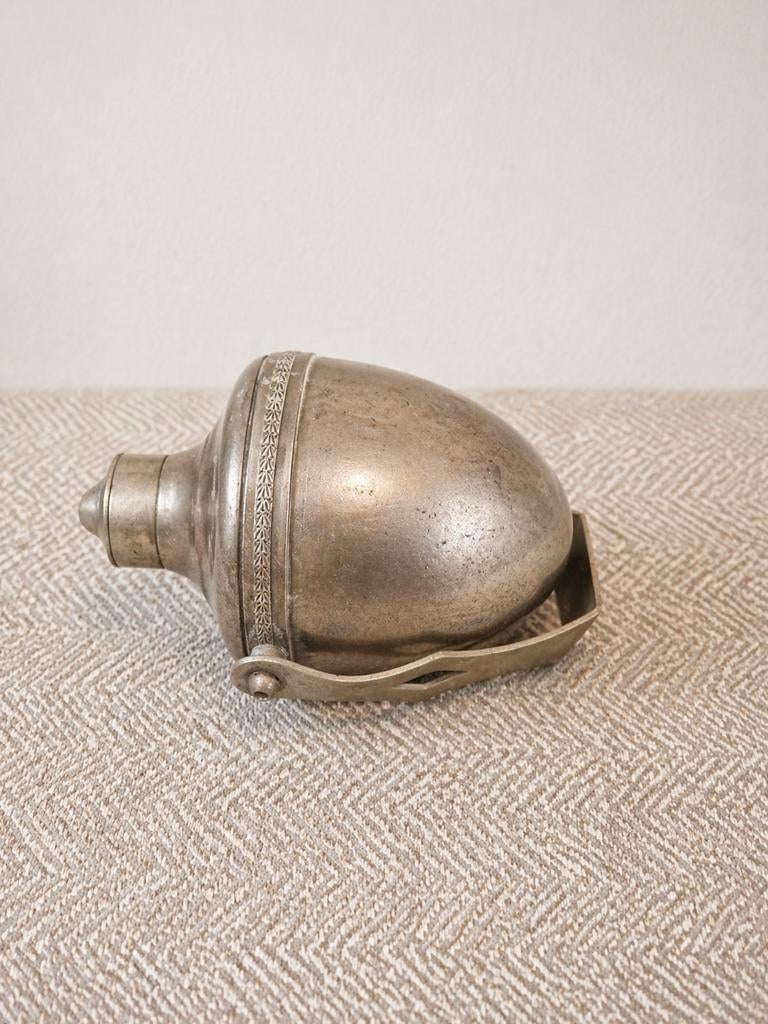 Antieke metalen  zeepdispenser met decoratieve band, Ophalen of Verzenden