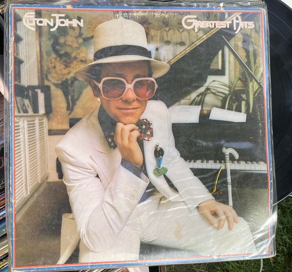 Elton John lp it happened at the world’s fair, Twee personen, Ticket of Toegangskaart