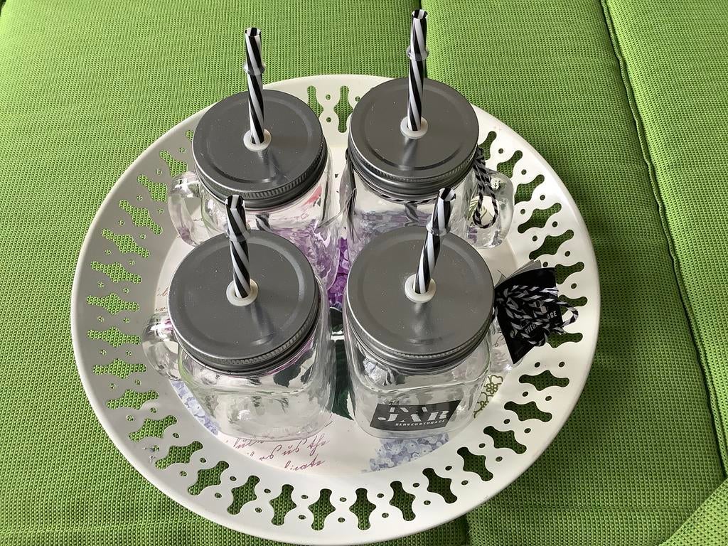 Dienblad en 4 glazen met rietje en draaideksel, Ophalen of Verzenden, Overige materialen, Overige stijlen, Overige typen